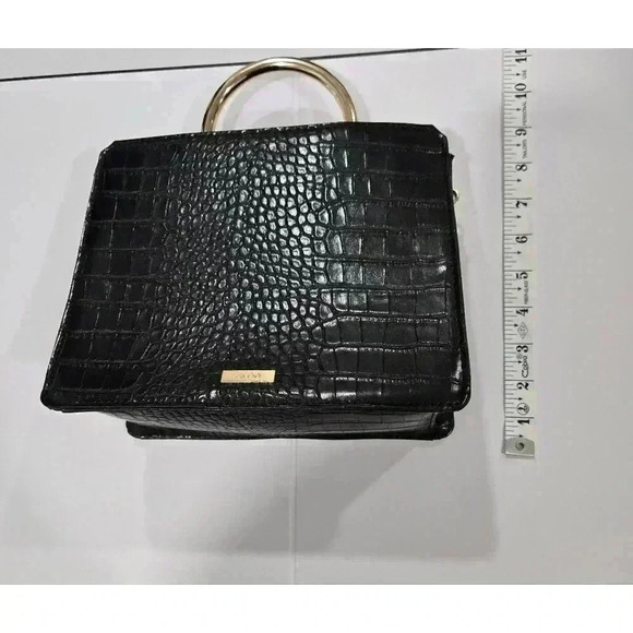 Elegant Black Croc-Embossed Handbag with Gold Accents - Picture 10 of 11